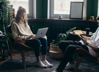 Ce caută românii atunci când cumpără mobilă online în 2026