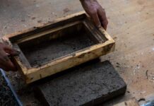 Expoziție despre tehnicile tradiționale de construcție cu pământ la UVT Art Center din Timișoara