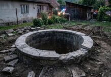 Intervenție dramatică a pompierilor din Reșița: minor salvat dintr-o fântână