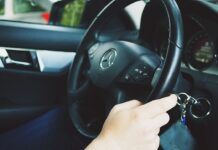 Licitație publică pentru vânzarea a 37 de autoturisme la Primăria Arad